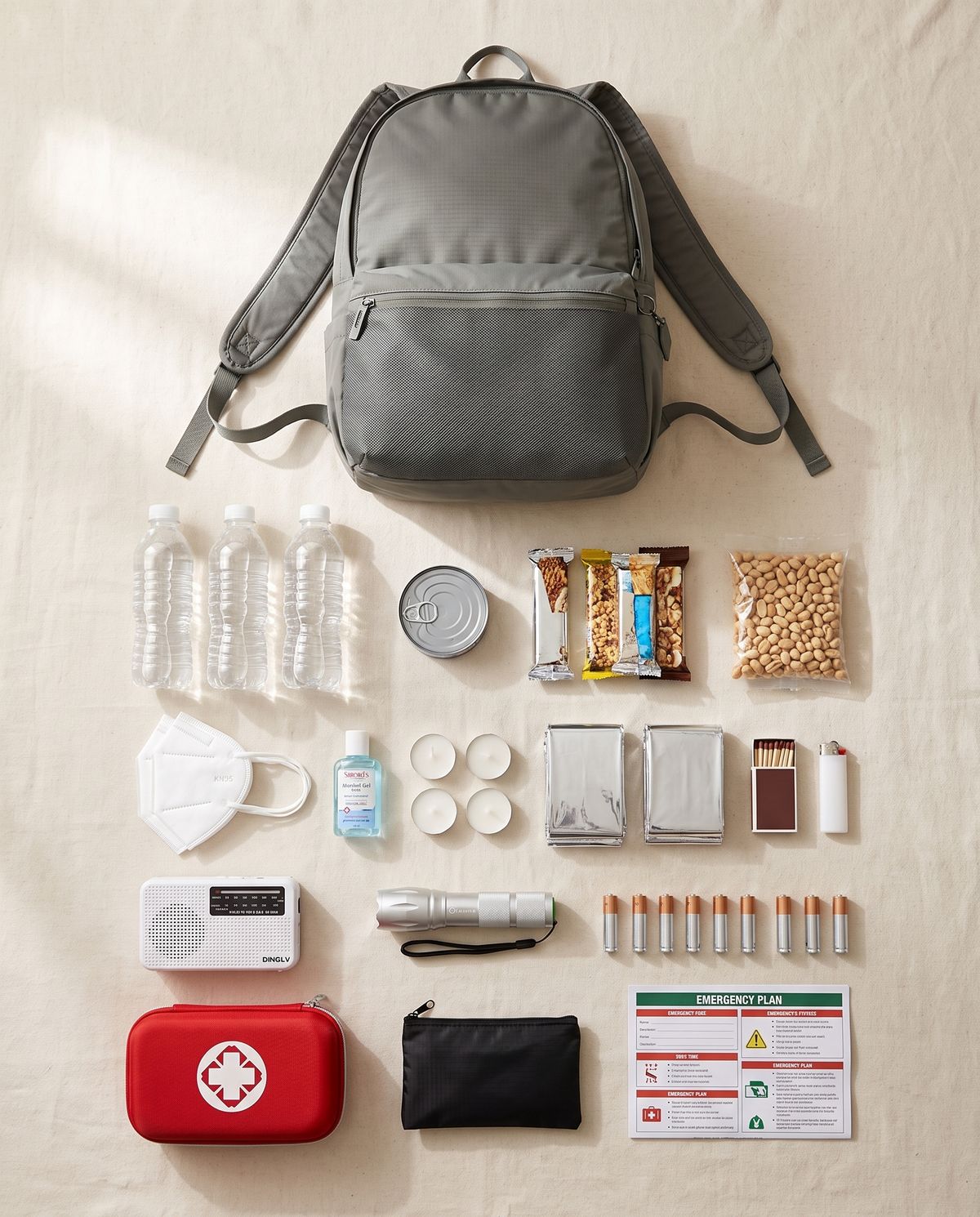 Todo el contenido de la mochila desplegado y ordenado