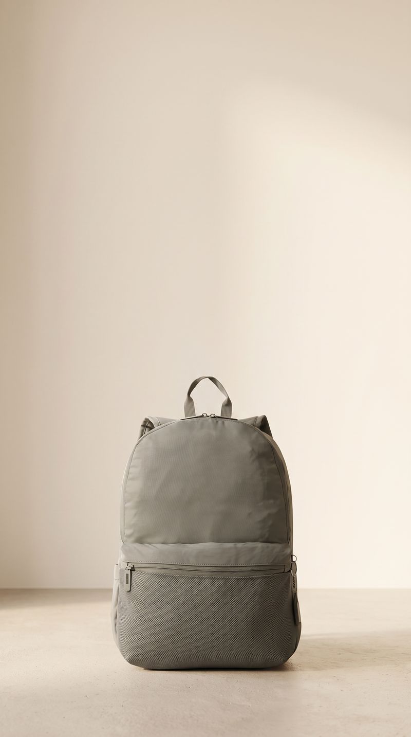 La mochila de pie, lista para tomar